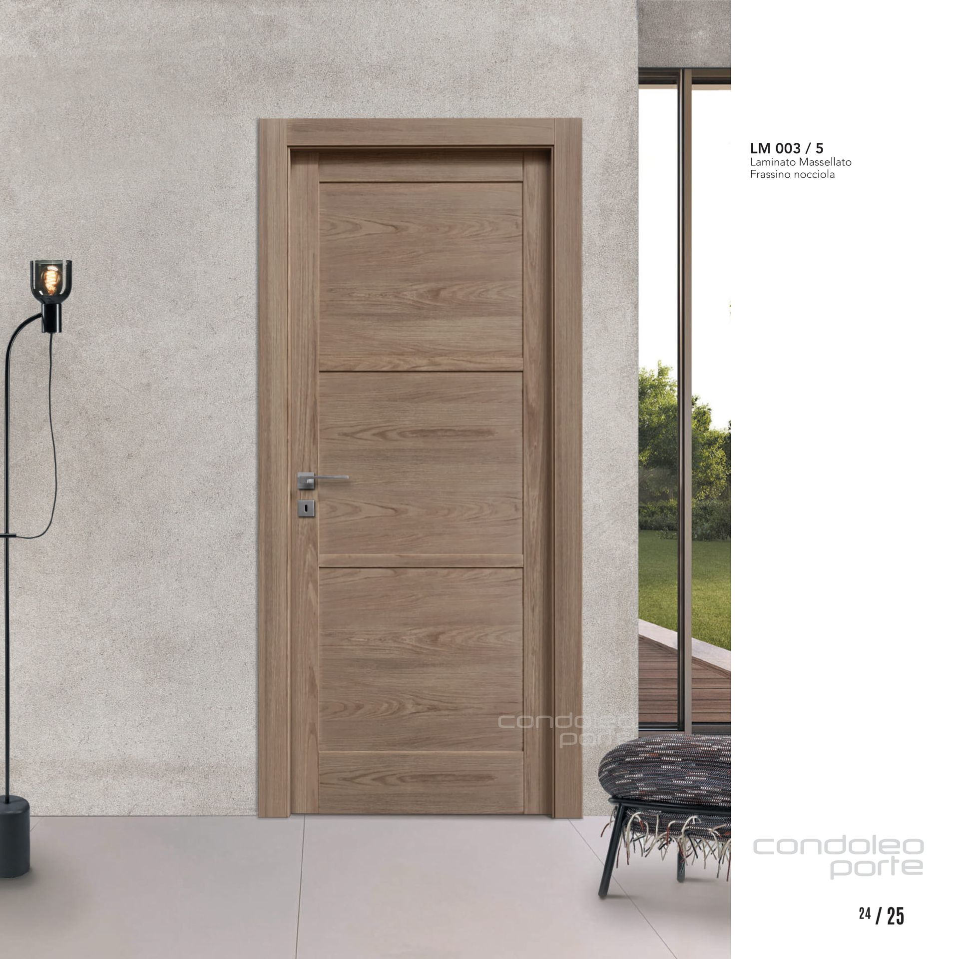 Porta d'ingresso moderna in legno incastonata in un muro di pietra chiara, accanto a una lampada da esterno e una sedia da patio.
