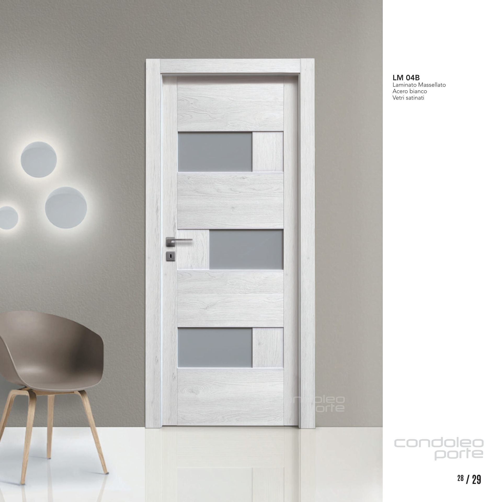 Porta moderna bianca con pannelli in vetro satinato in una stanza minimalista, accanto a una sedia e applique.