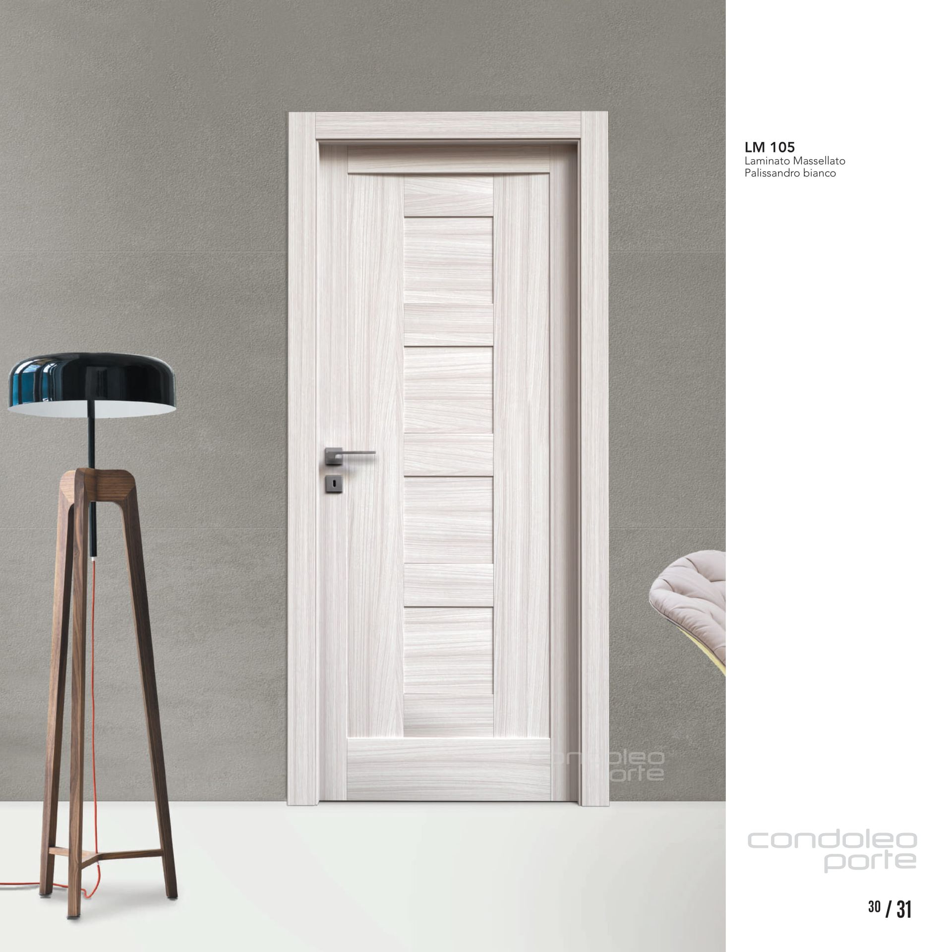 Porta interna moderna bianca con pannelli in vetro satinato in una stanza grigia, accanto a una lampada da terra alta.