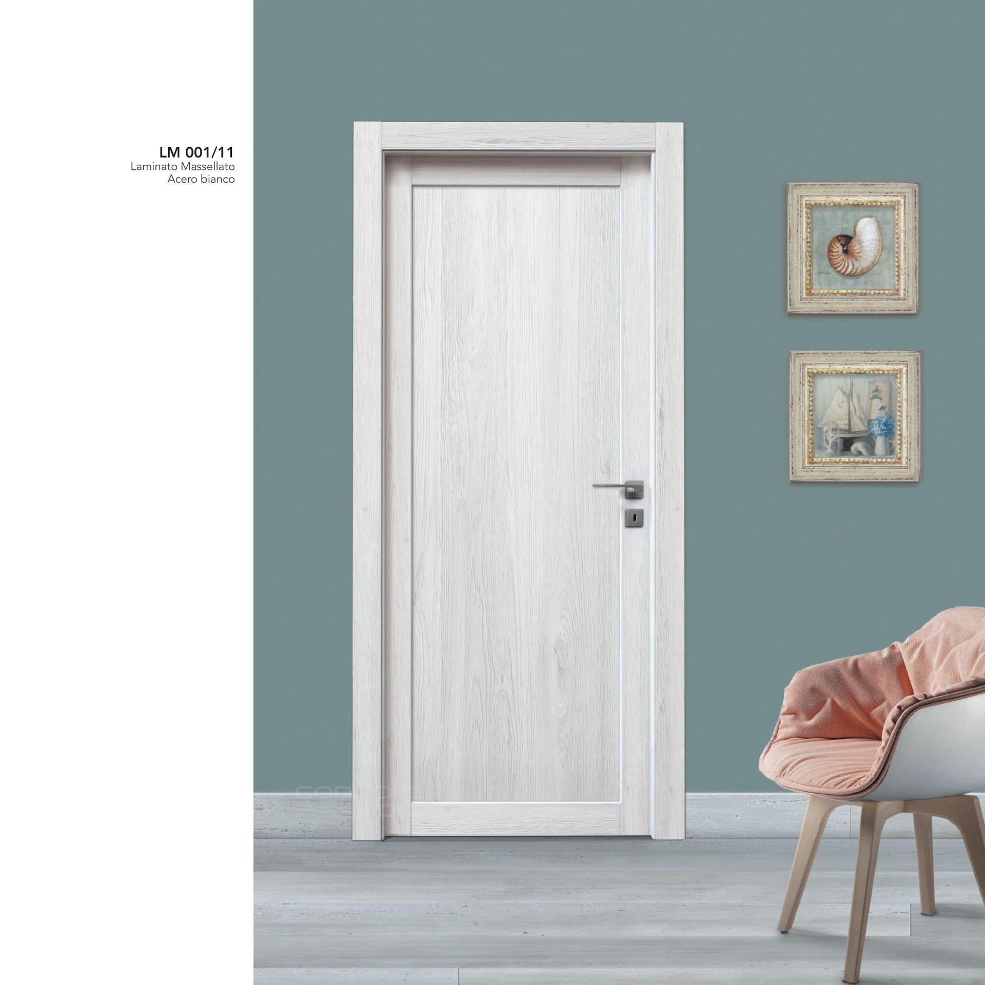 Porta interna bianca con maniglia argentata in una stanza color verde acqua, con quadri incorniciati e una sedia rosa.