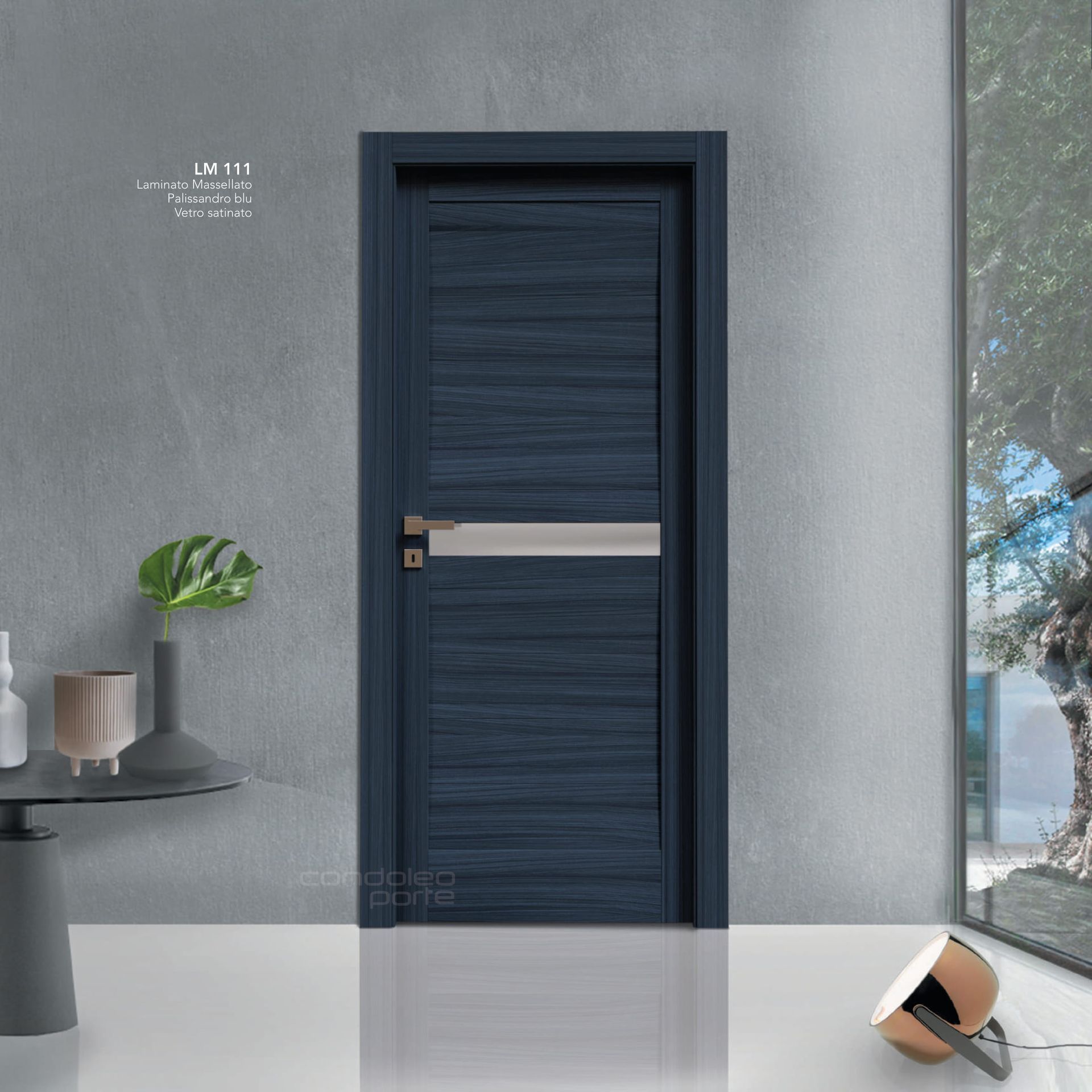 Porta blu moderna in un interno grigio con tavolino e pianta