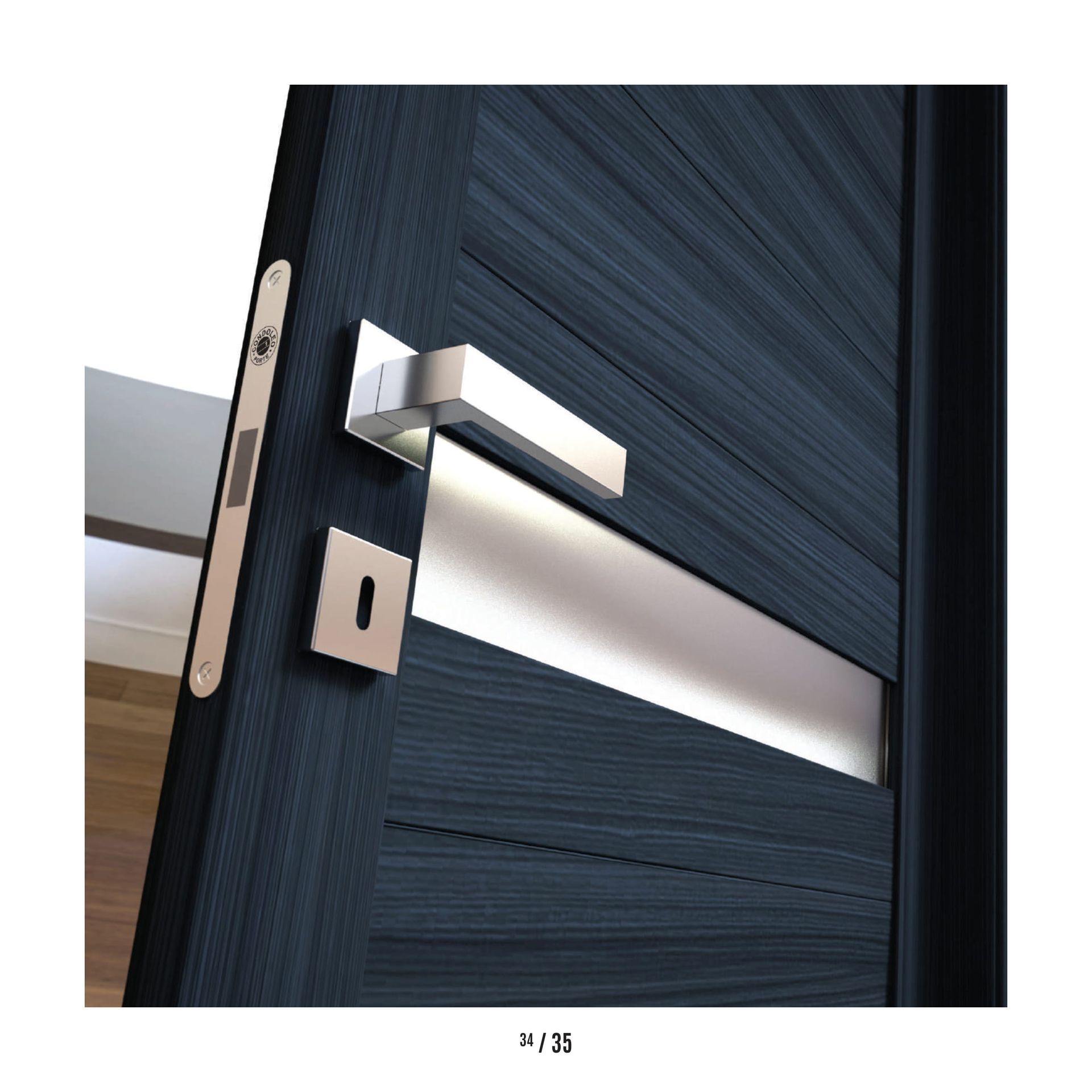 Primo piano di una moderna porta blu scuro con maniglia e serratura argentate.