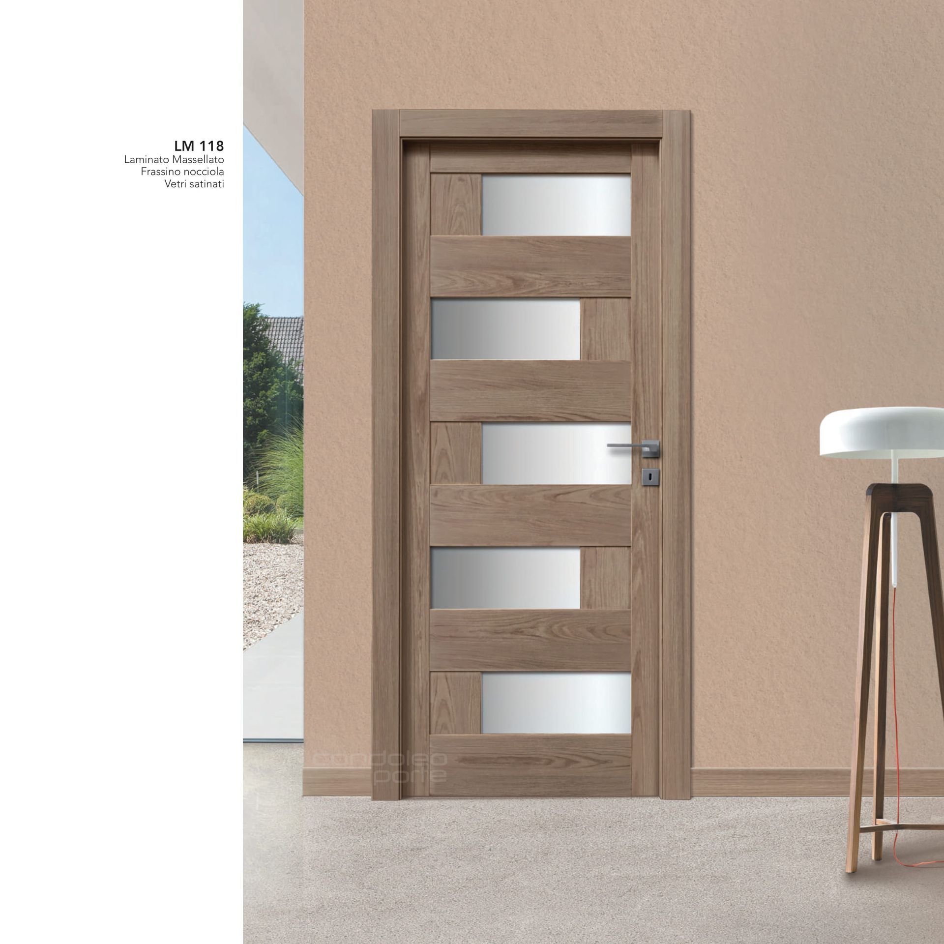 Porta d'ingresso moderna in legno con pannelli in vetro satinato in un ingresso beige