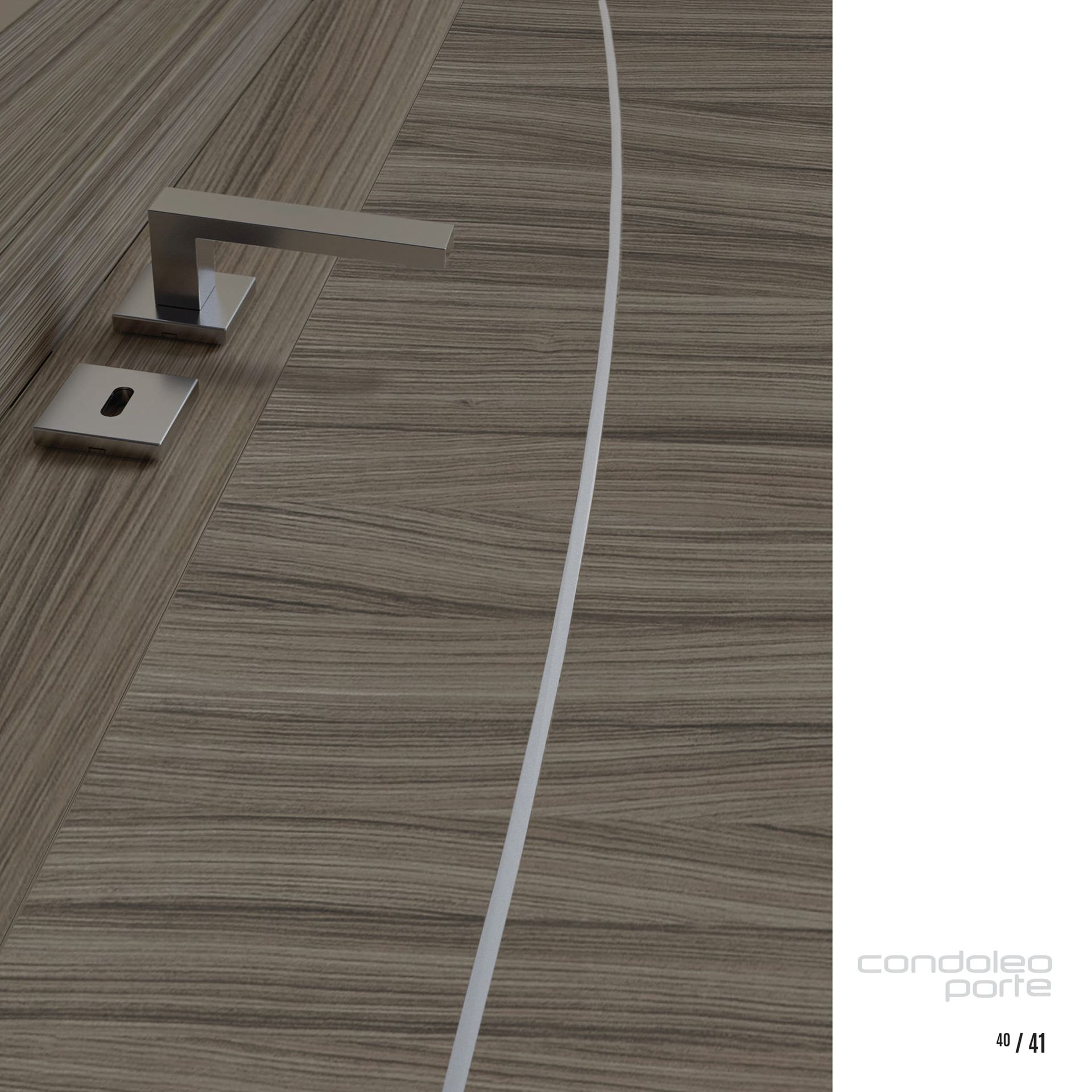 Pavimento in legno moderno con un piccolo raccordo metallico e una linea bianca curva sulla destra.