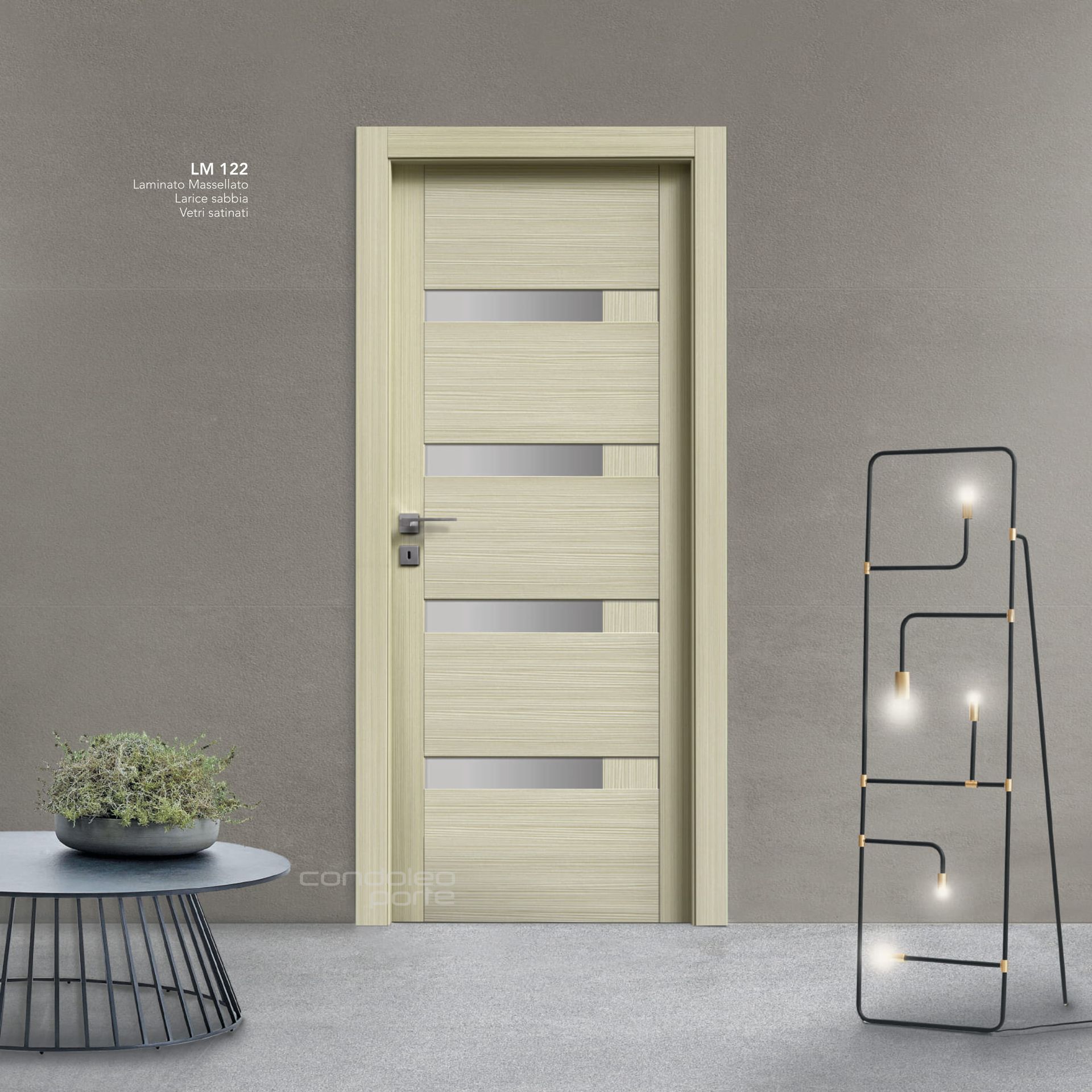 Porta interna beige con pannelli orizzontali in vetro satinato accanto a una lampada da parete e da terra grigia.