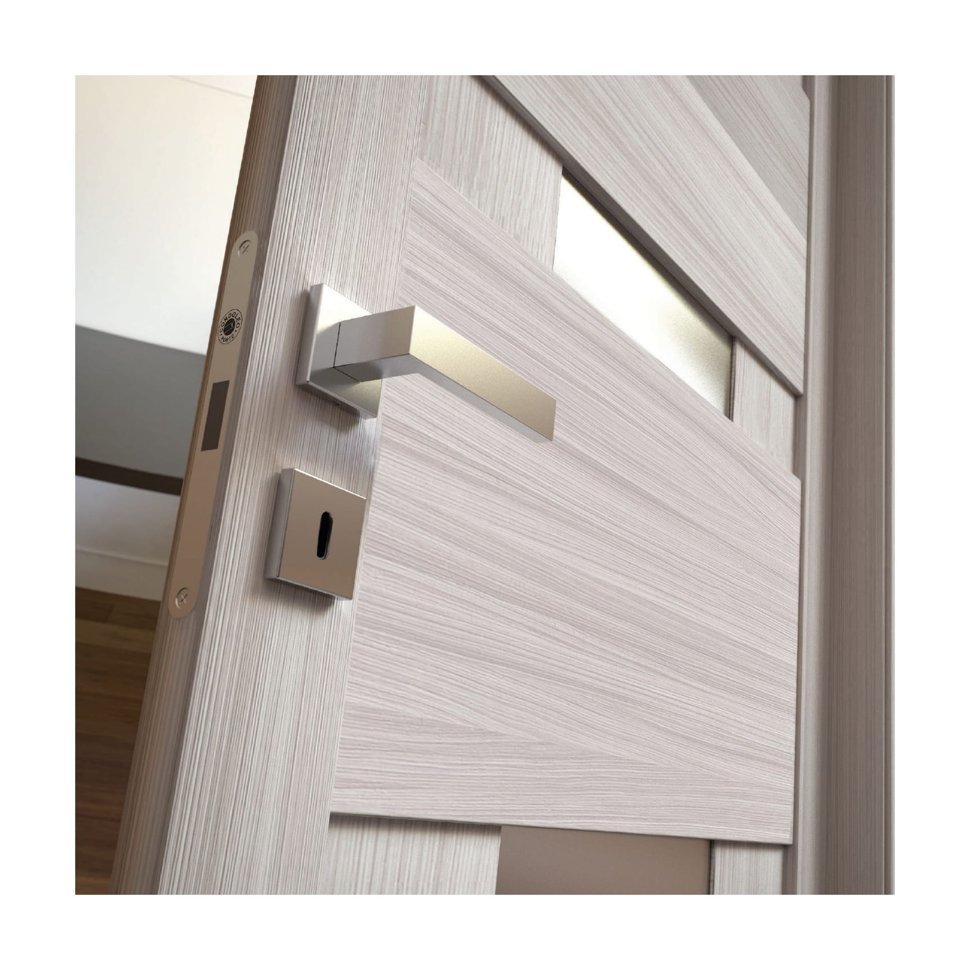 Primo piano di una porta in legno chiaro con maniglia e serratura argentate.
