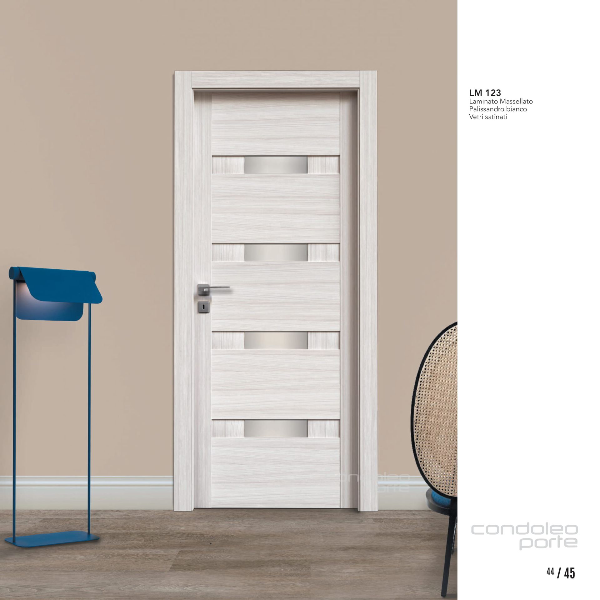 Porta interna moderna bianca con pannelli orizzontali in vetro satinato in una stanza beige, accanto a un supporto e una sedia blu.