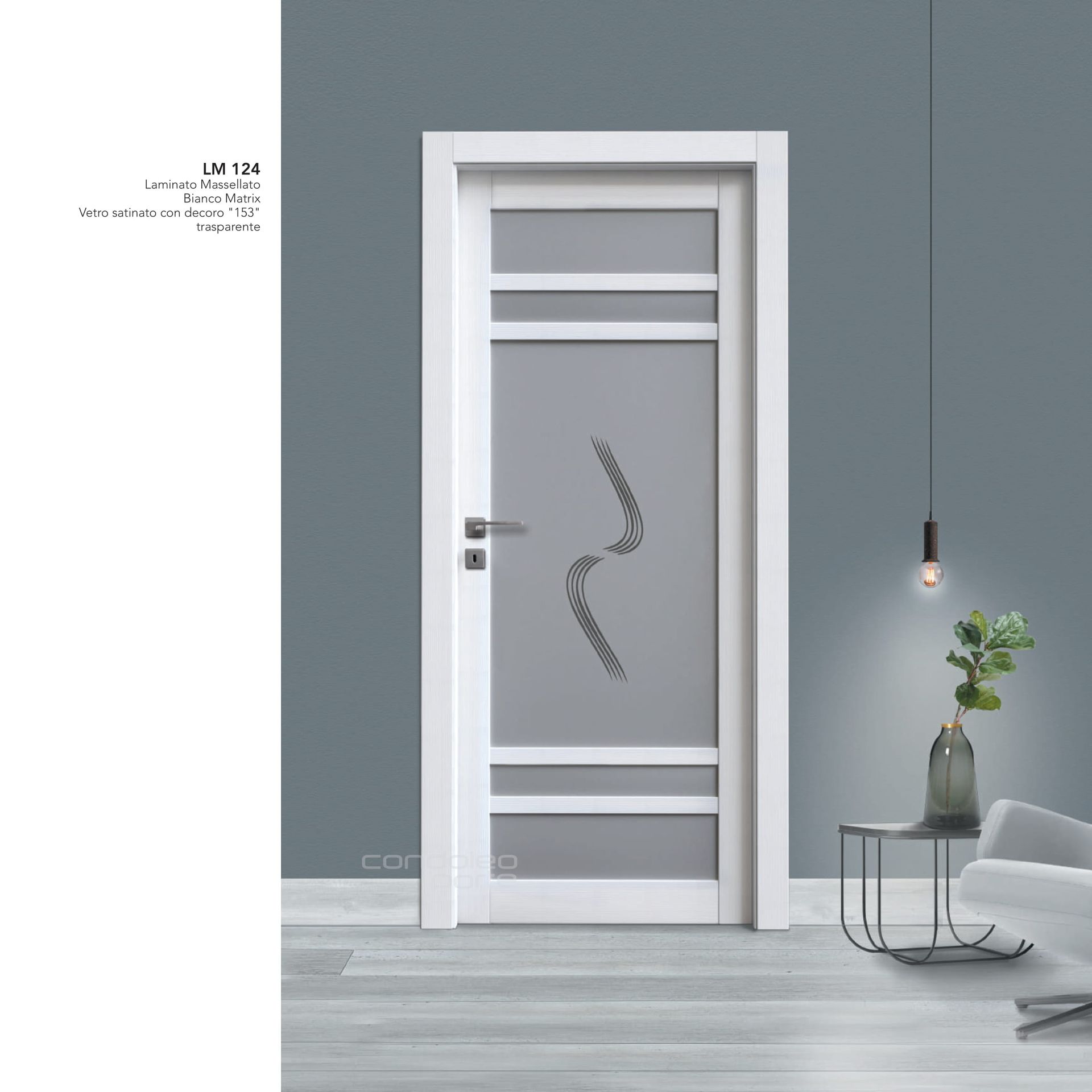 Porta moderna in vetro bianco satinato in una stanza grigia con lampada a sospensione, pianta e tavolino.