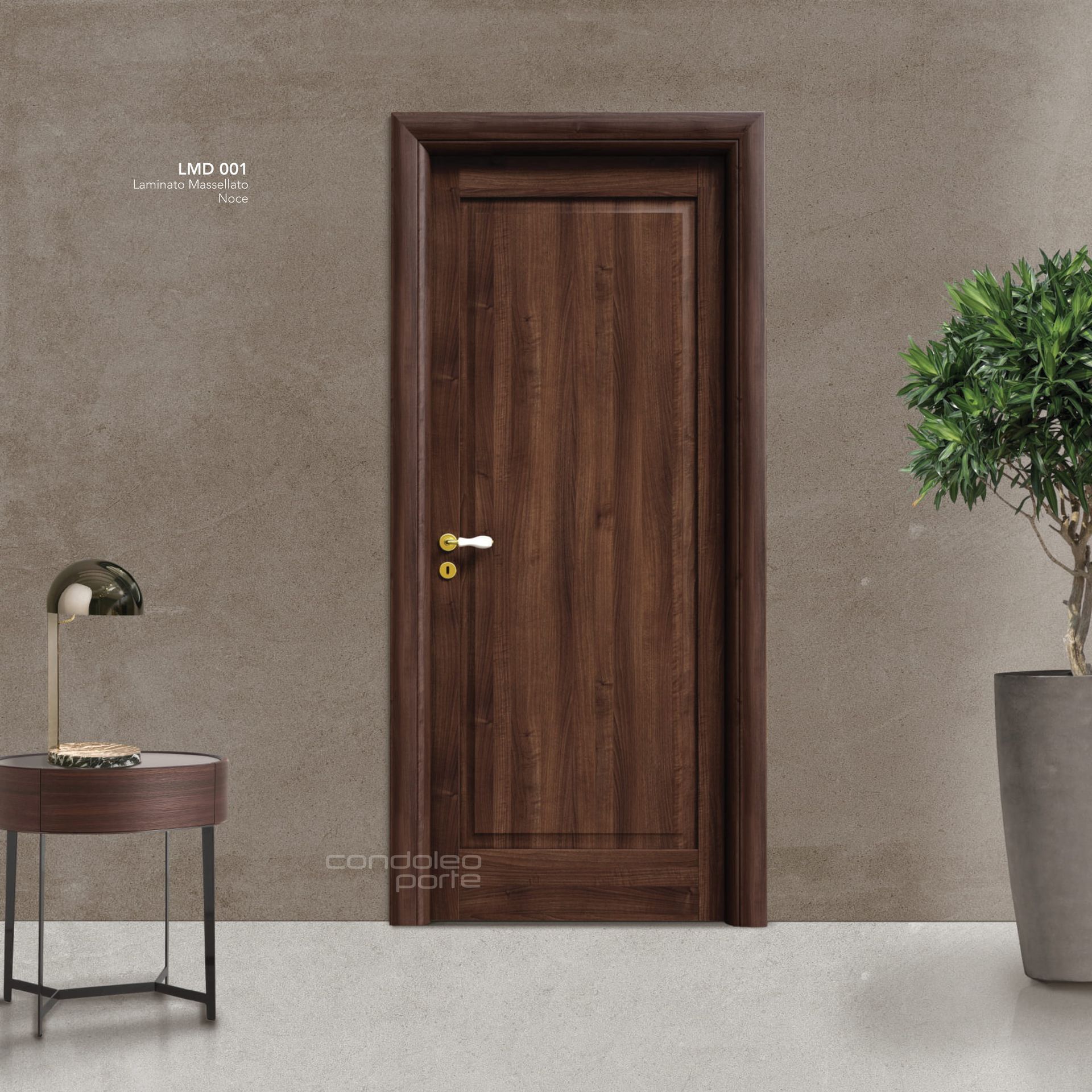 Una porta di legno in una stanza minimalista, affiancata da una piccola lampada da tavolo e una pianta in vaso.