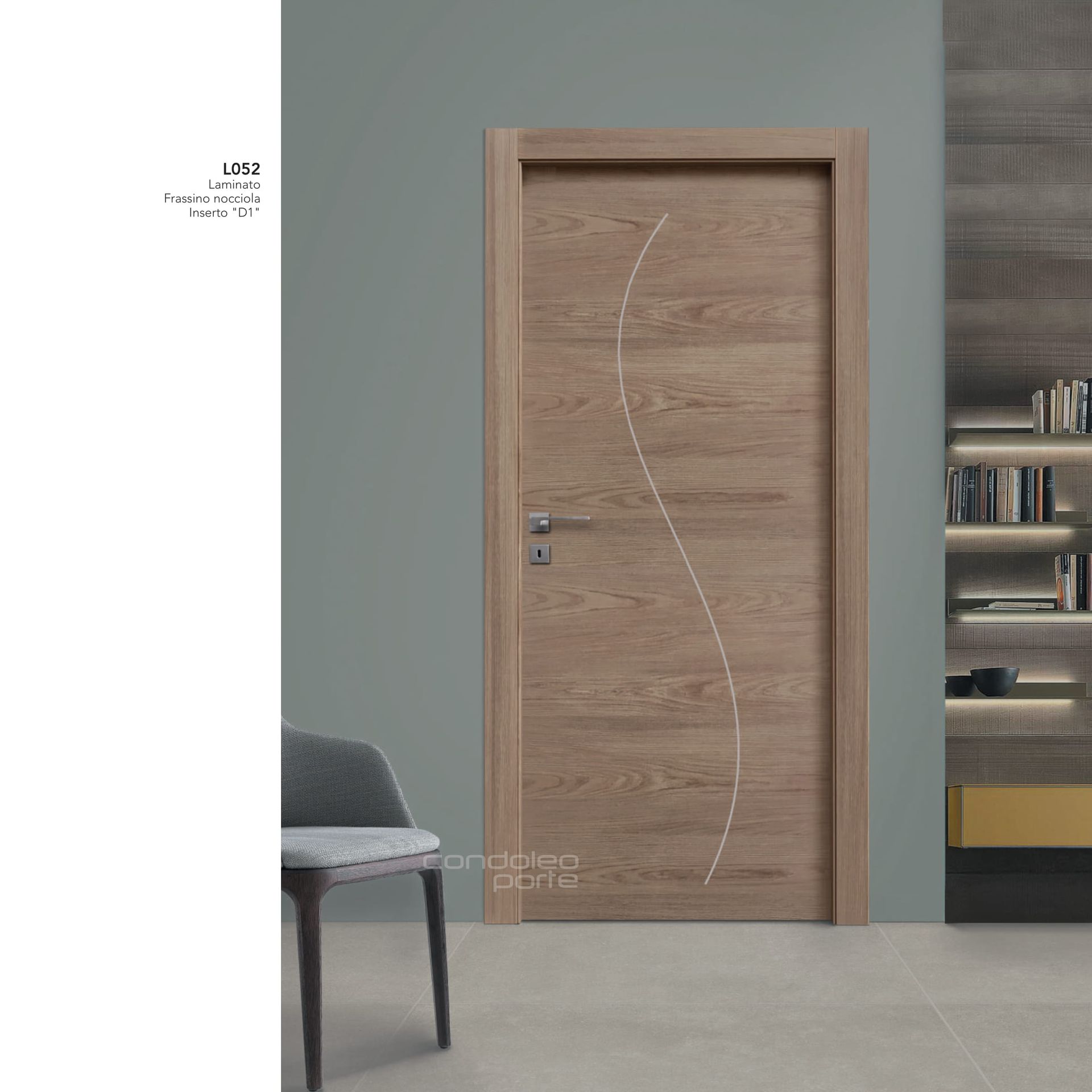 Porta interna moderna in legno con dettaglio in vetro satinato curvo in una stanza minimalista
