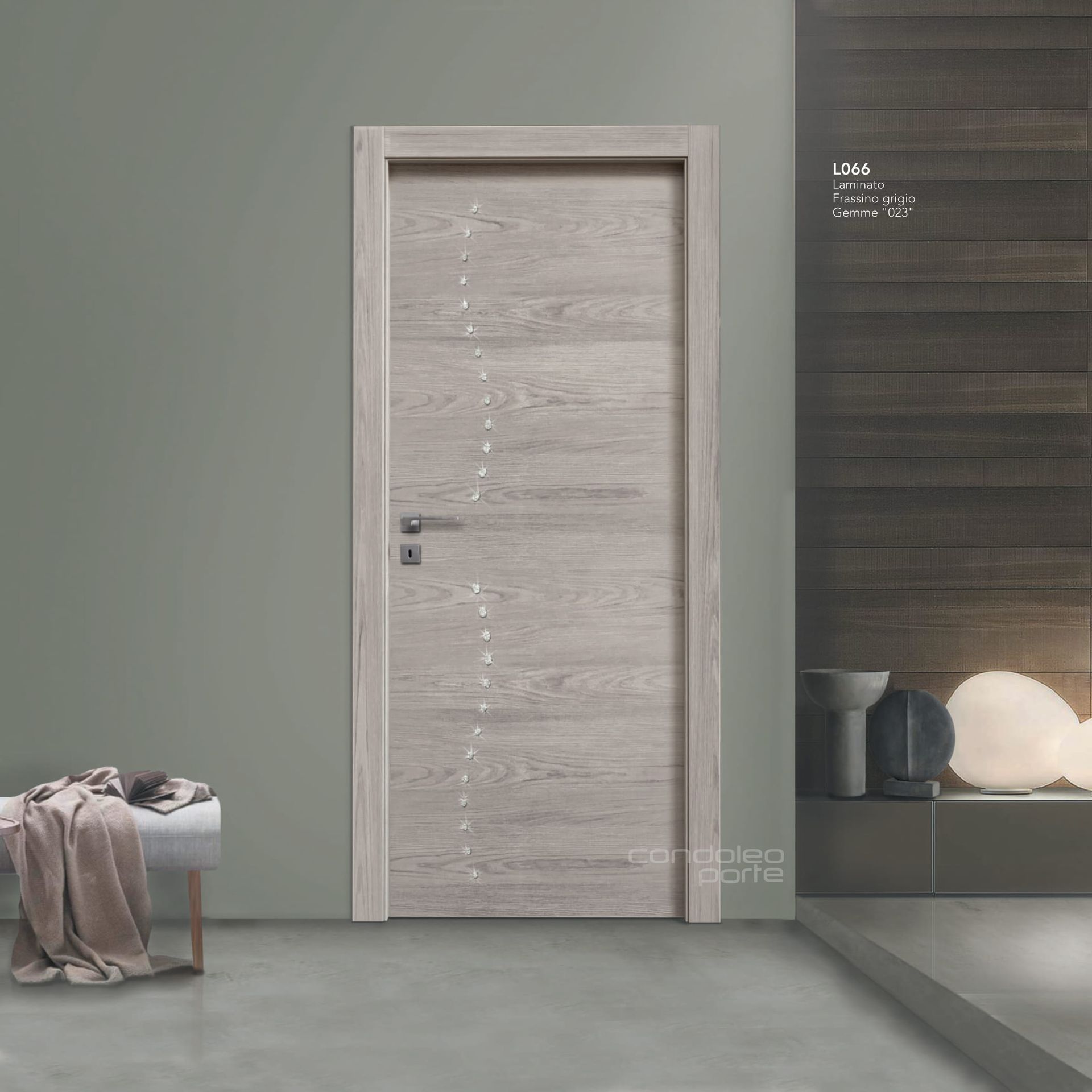 Interno moderno grigio con porta di legno chiusa, decorazioni a parete e uno sgabello con asciugamani piegati sulla sinistra.