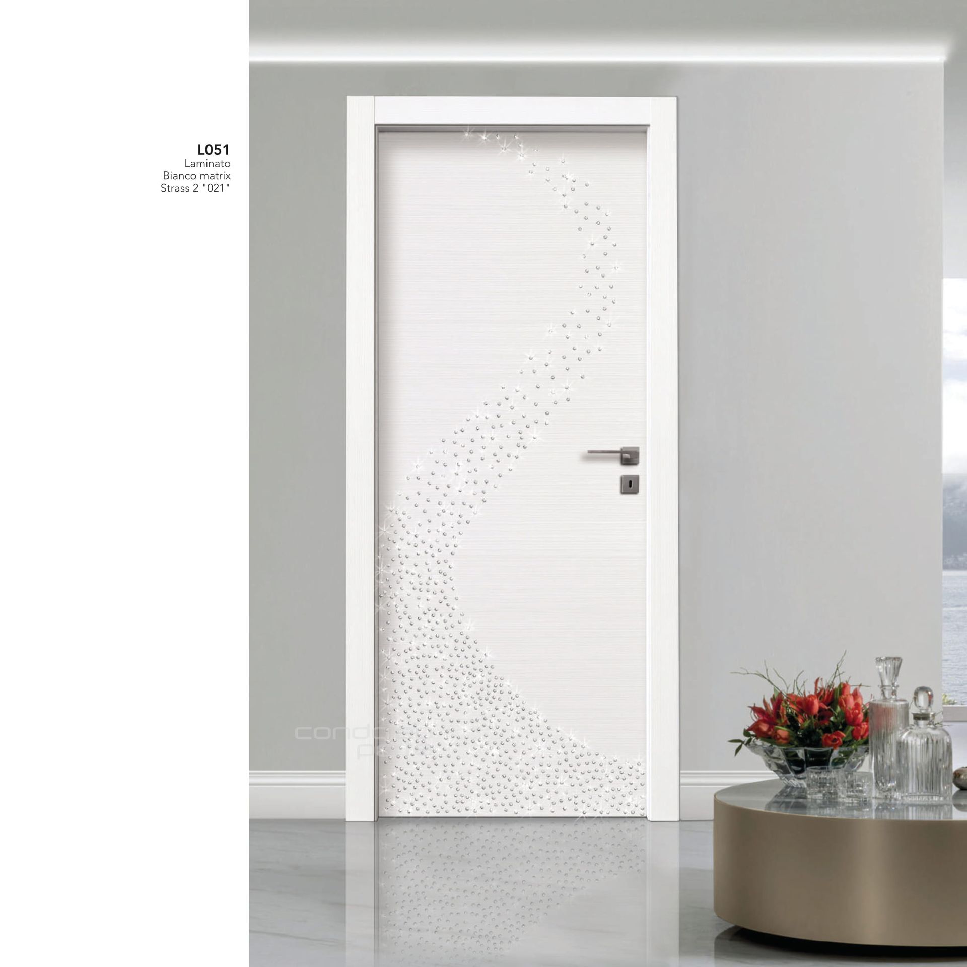 Porta moderna bianca con pannello in vetro satinato in un luminoso interno minimalista.