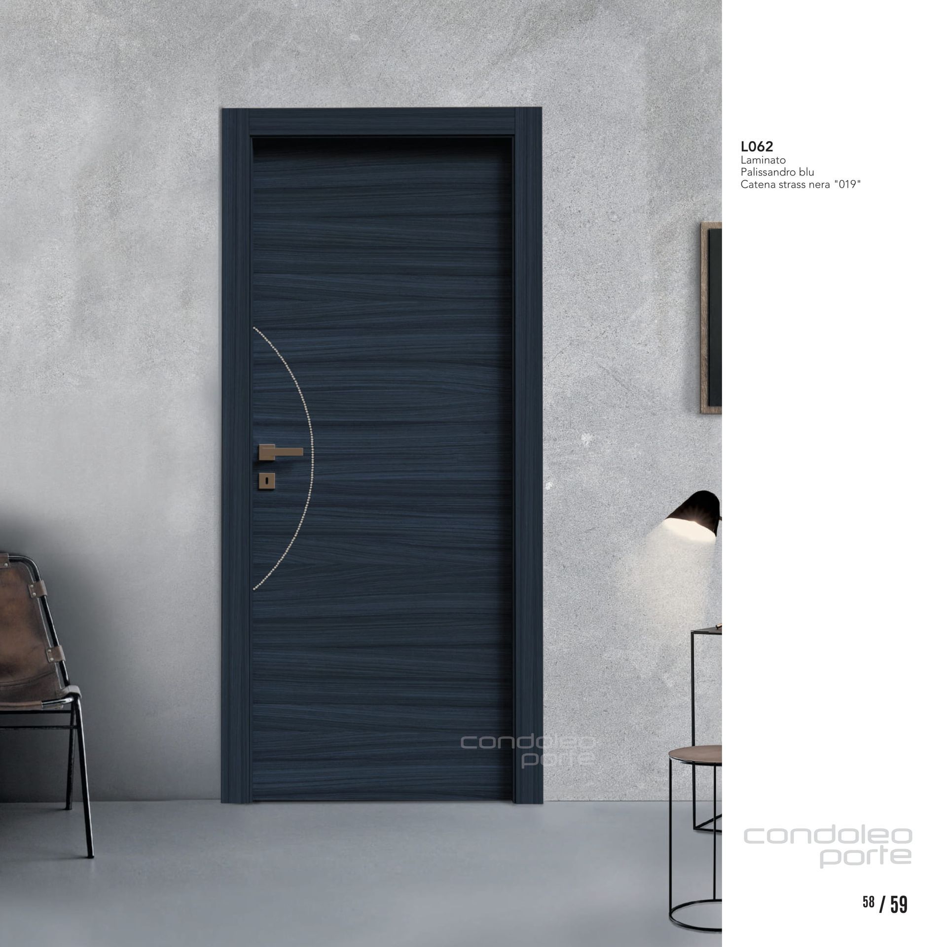 Porta moderna blu scuro con maniglia curva in una stanza dagli interni grigi e minimalisti.
