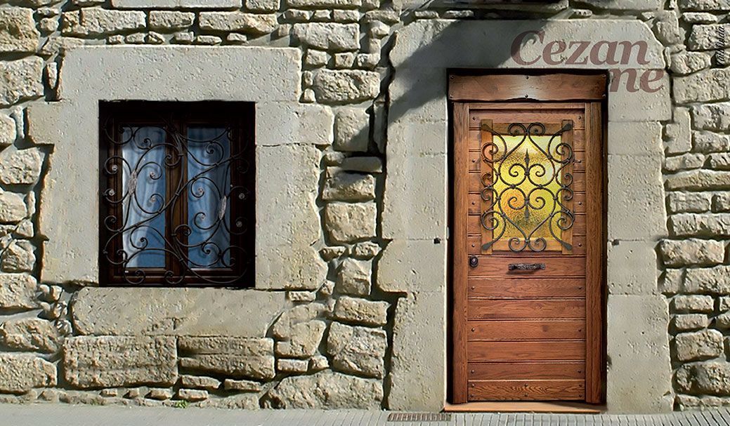 Facciata di un edificio in pietra con una finestra scura e una porta di legno sotto un'insegna con la scritta