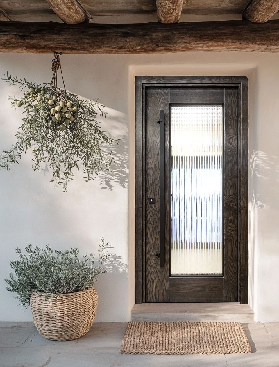 Porta d'ingresso in legno con pannelli di vetro decorati, fiancheggiata da lanterne, ulivo in vaso e panchina su un portico.
