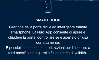 Schermo informativo blu “SMART DOOR” con icona dello smartphone e testo in italiano sull'apertura e la chiusura della porta tramite app.