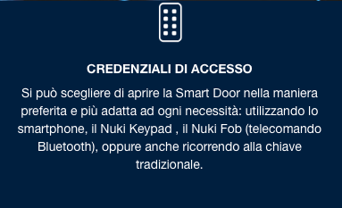 Schermata di accesso Blue Smart Door in italiano con icona della tastiera e metodi di accesso elencati per smartphone, NFC o chiave.