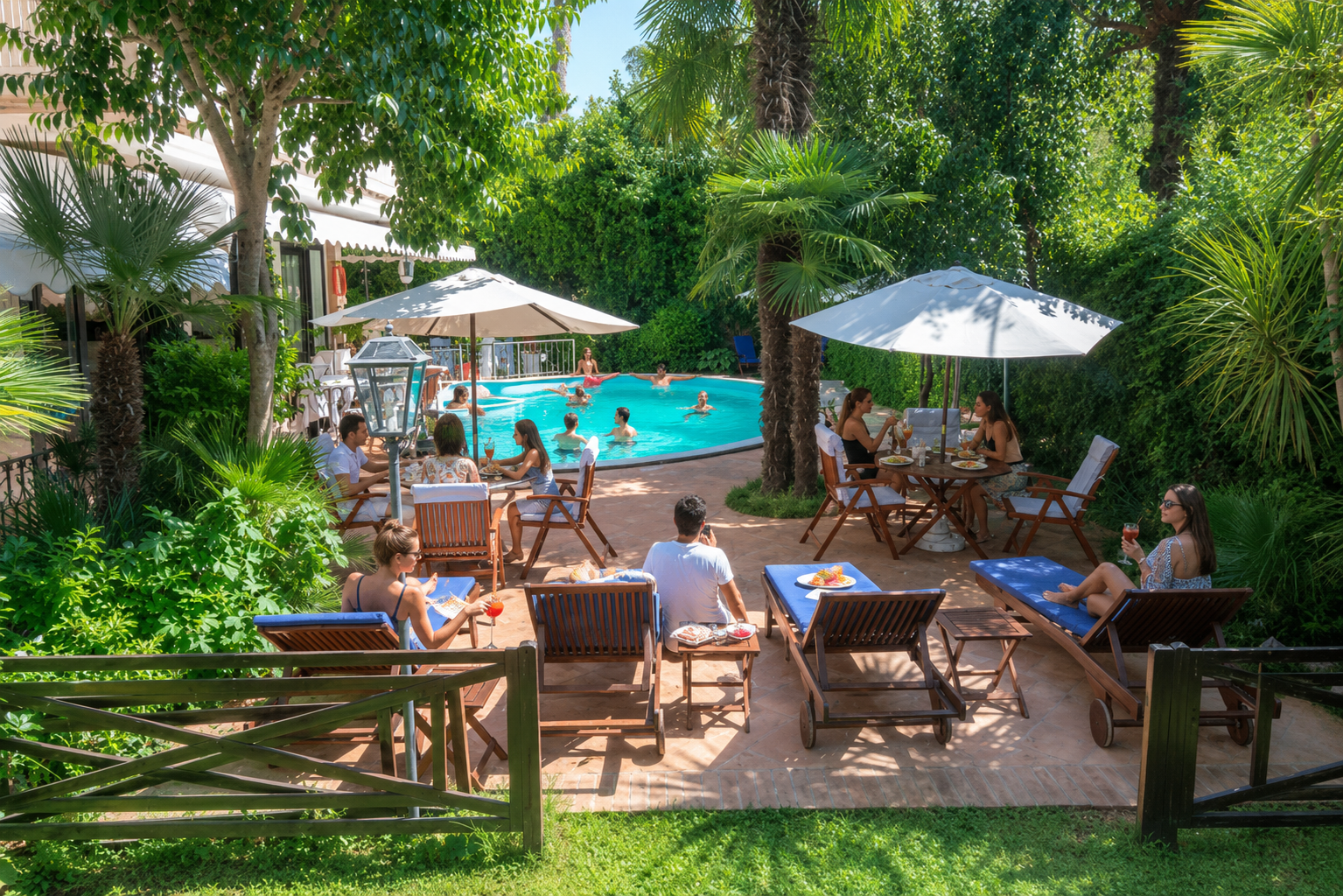 Piscina blu dalle forme sinuose accanto a un patio ombreggiato e a una siepe verde in una giornata di sole.