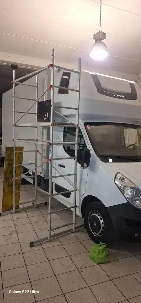 Officina meccanica con auto in lavorazione