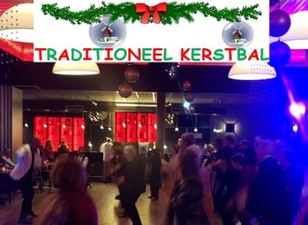 Workshop: Mensen dansen in een zaal, met de roze tekst