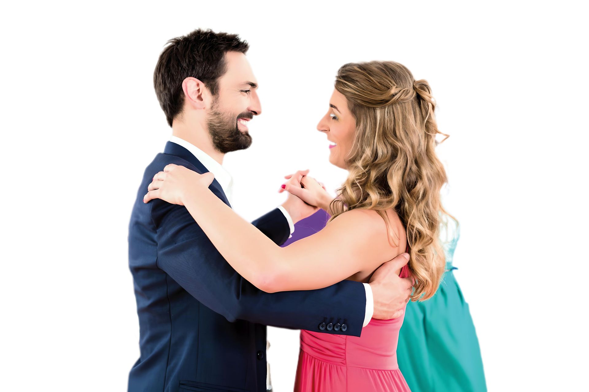 Een stel in formele kleding danst, lacht en kijkt elkaar aan. Witte achtergrond.