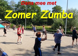 Man en vrouw omhelzen elkaar in een dansstudio en kijken elkaar met liefdevolle blikken aan.