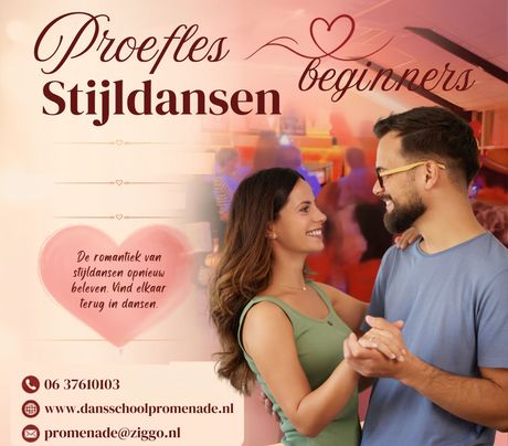 Een man en een vrouw dansen heel dicht op elkaar, lachend, in een balzaal met andere paren.