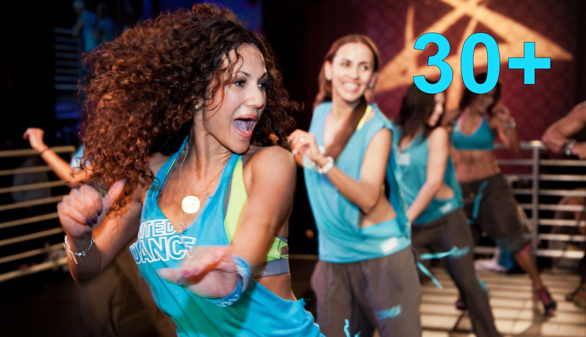 Vrouw geeft dansles met andere vrouwen, gekleed in blauwe topjes; overlappende tekst '30+'.