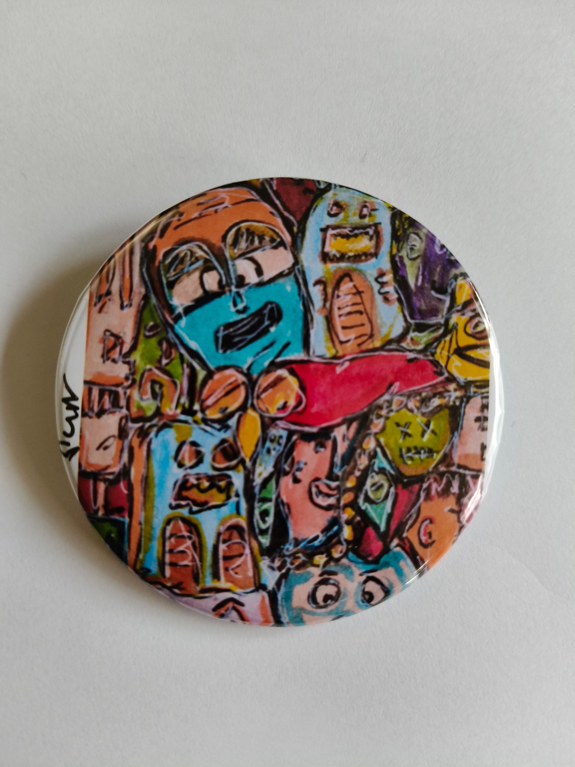 Een ronde button met een kleurrijke, handgetekende doodle met meerdere expressieve cartoongezichten en abstracte vormen.