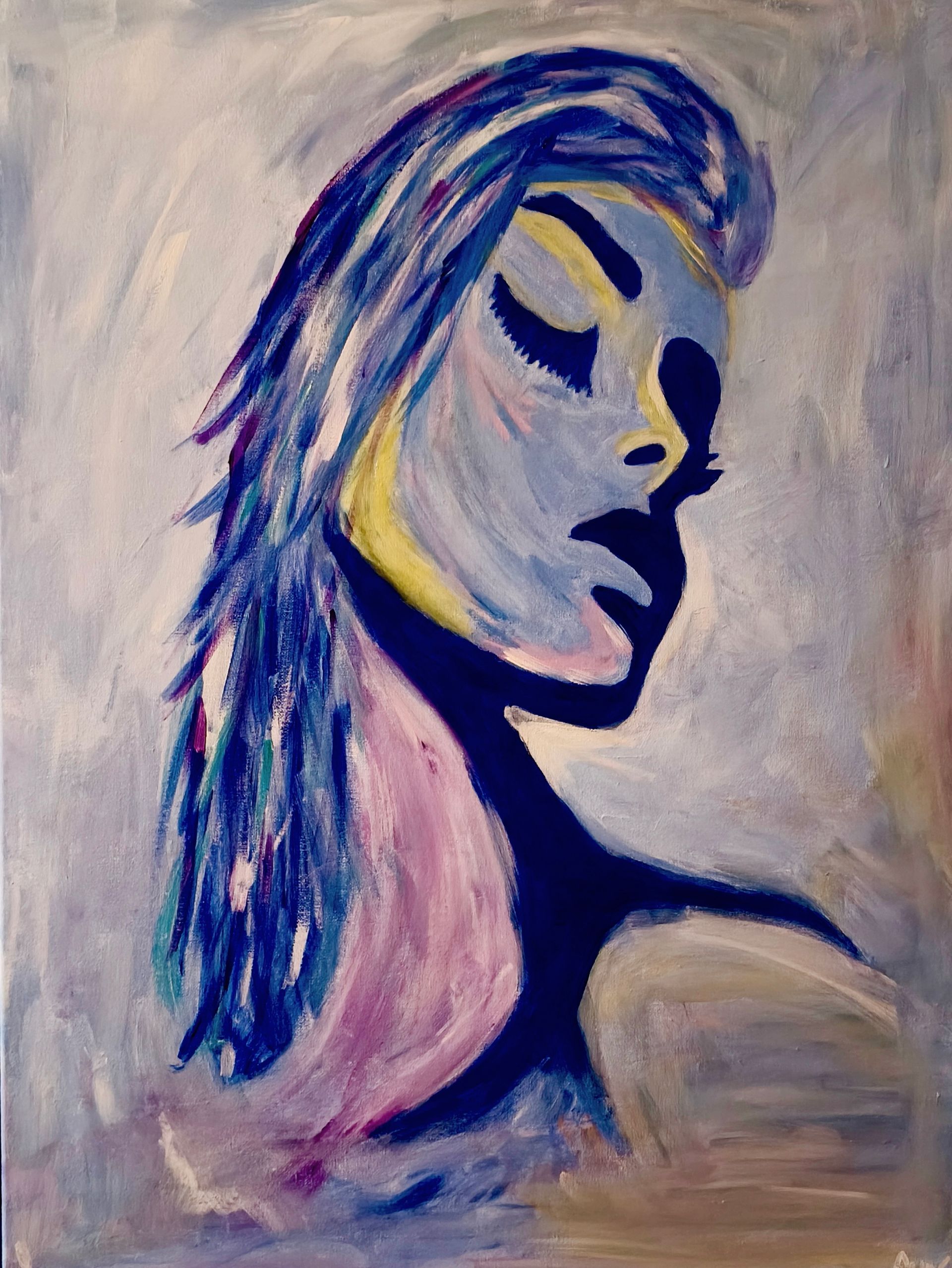 Een impressionistisch acrylschilderij van een hoofd en schouders, uitgevoerd in blauwe, violette en gele tinten.