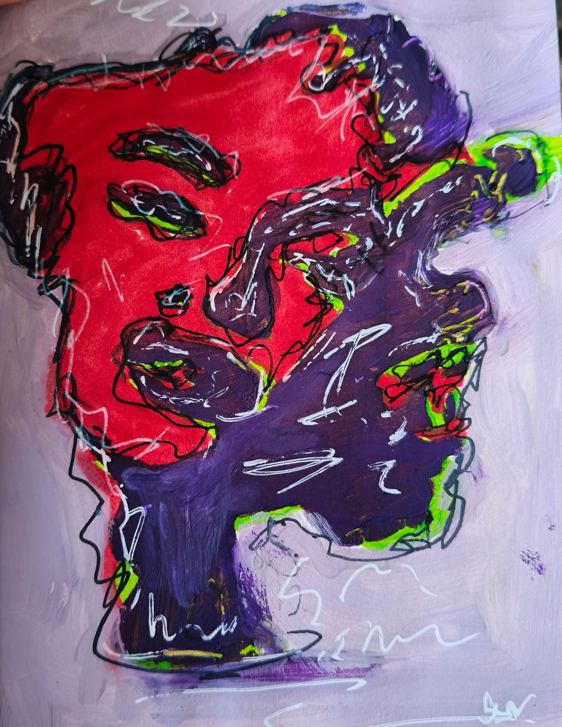 Een abstract expressionistisch schilderij met een levendige rode, gezicht achtige vorm, gelaagd met opvallende paarse vormen