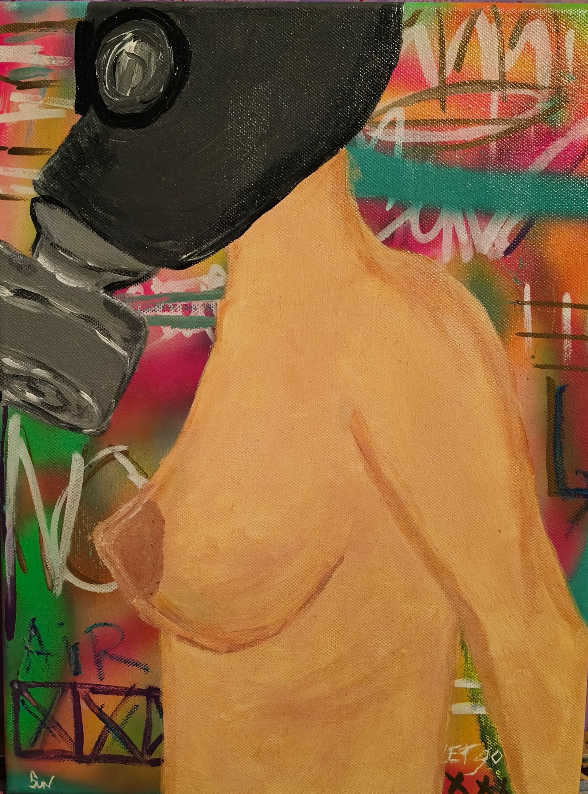 Een schilderij van een persoon met een gasmasker tegen een levendige, abstracte achtergrond in graffitistijl.