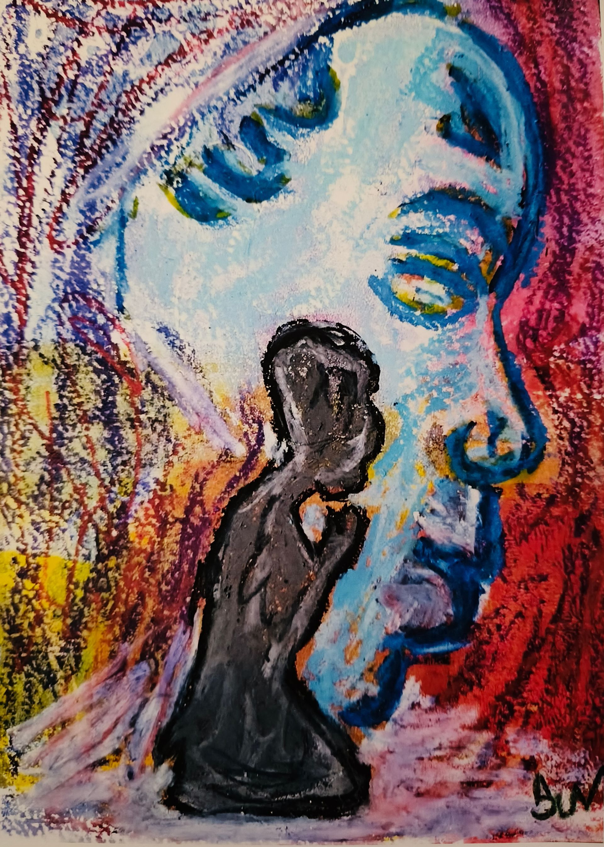 Print een knielende figuur, afgetekend tegen een groot, blauw gezicht op een gestructureerde achtergrond.