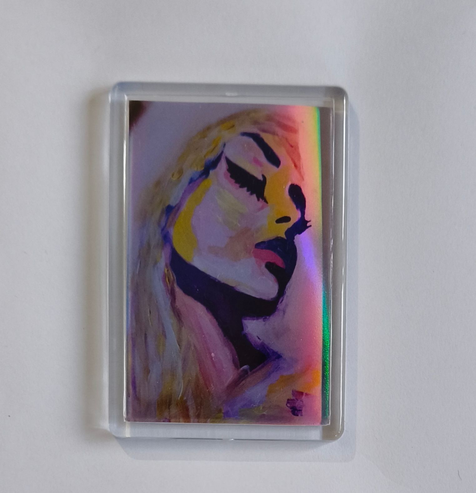 koelkast magneet met een abstract, gestileerd portret in levendige, schilderachtige kleuren.