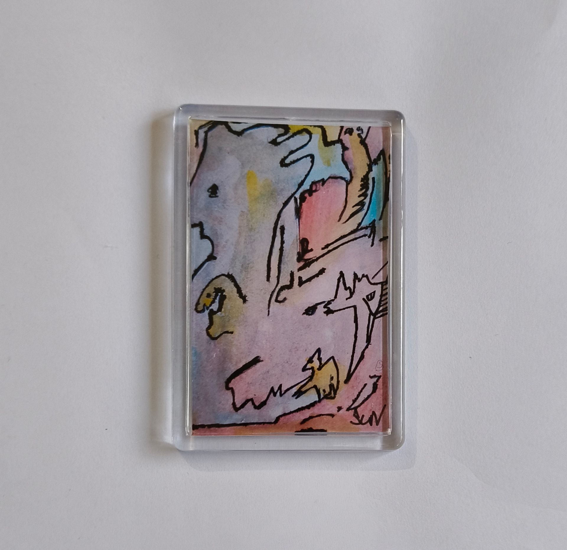Een koelkast magneet van abstract, kleurrijk kunstwerk in inktlijnen en pastelkleurige aquarelverf.