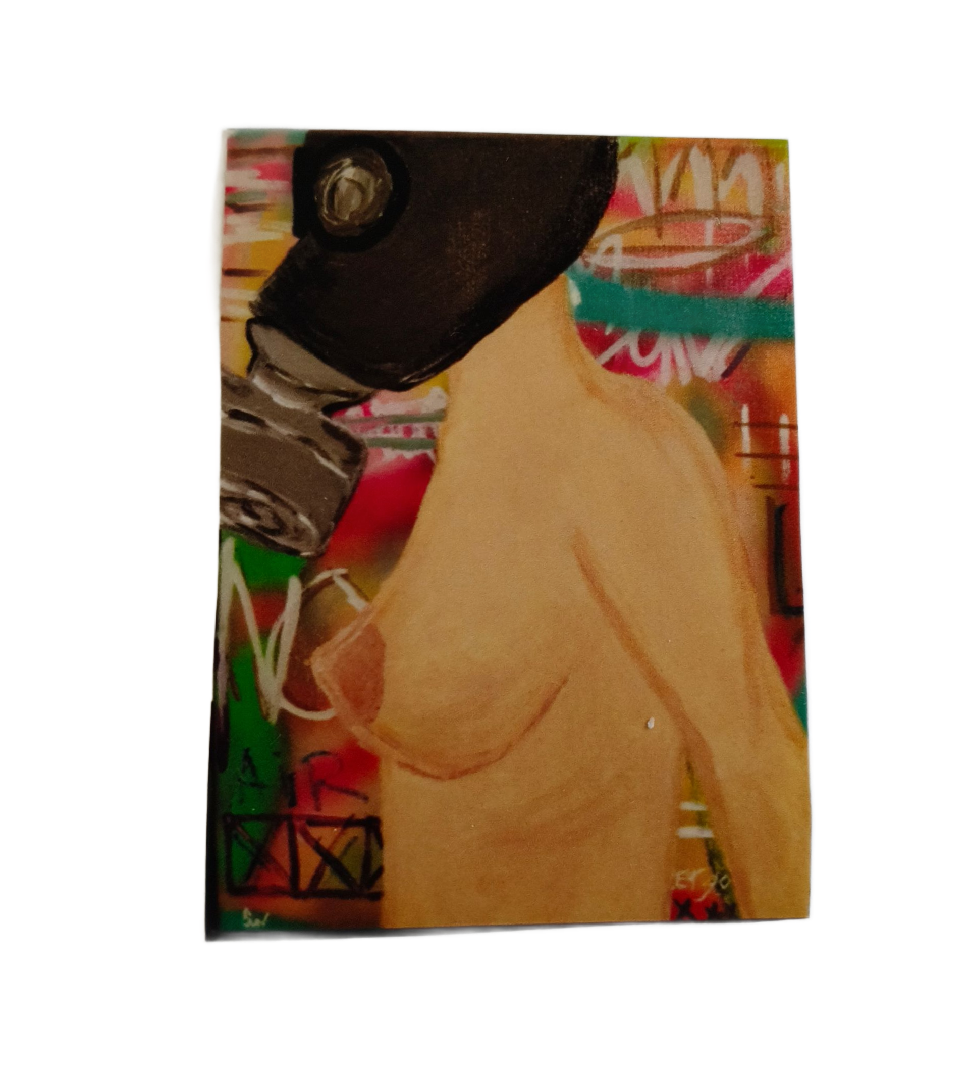 Sticker van een figuur met een zwart gasmasker tegen een levendige, veelkleurige graffiti-achtige achtergrond.