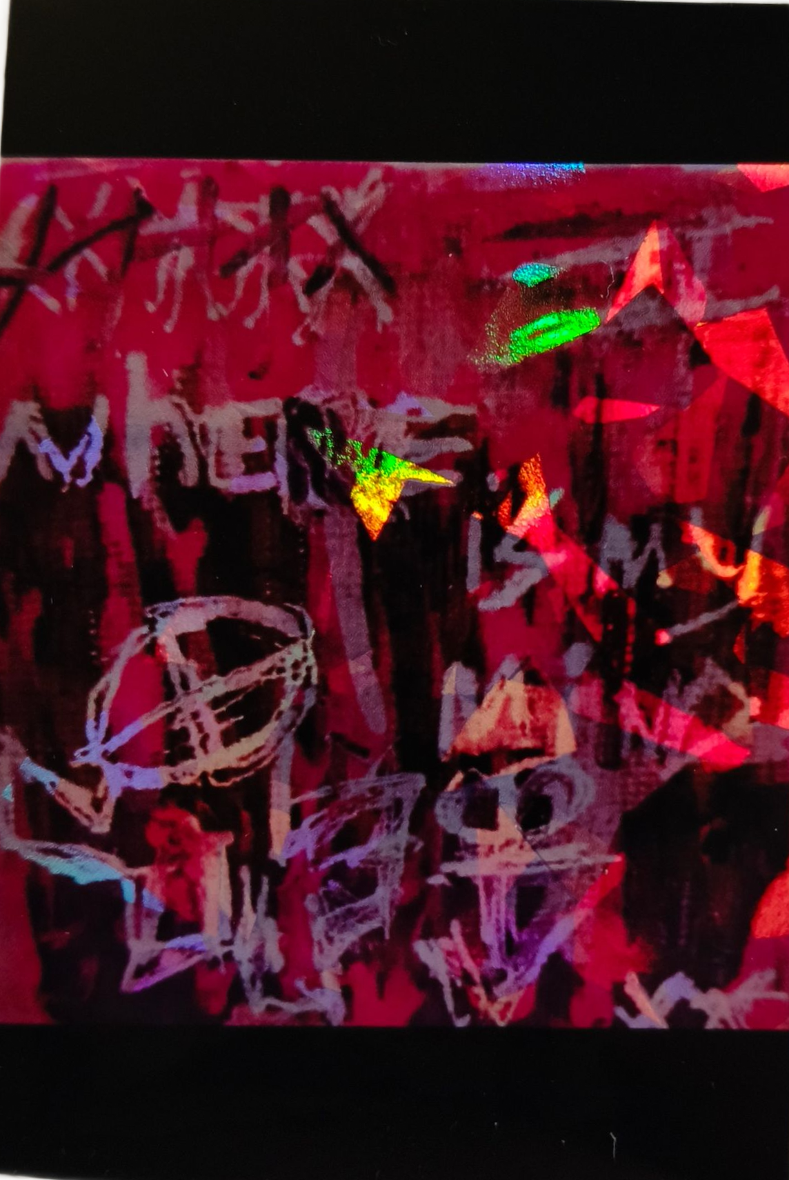 sticker van abstract schilderij met dieproze en zwarte penseelstreken, met de gekrabbelde, witte tekst:
