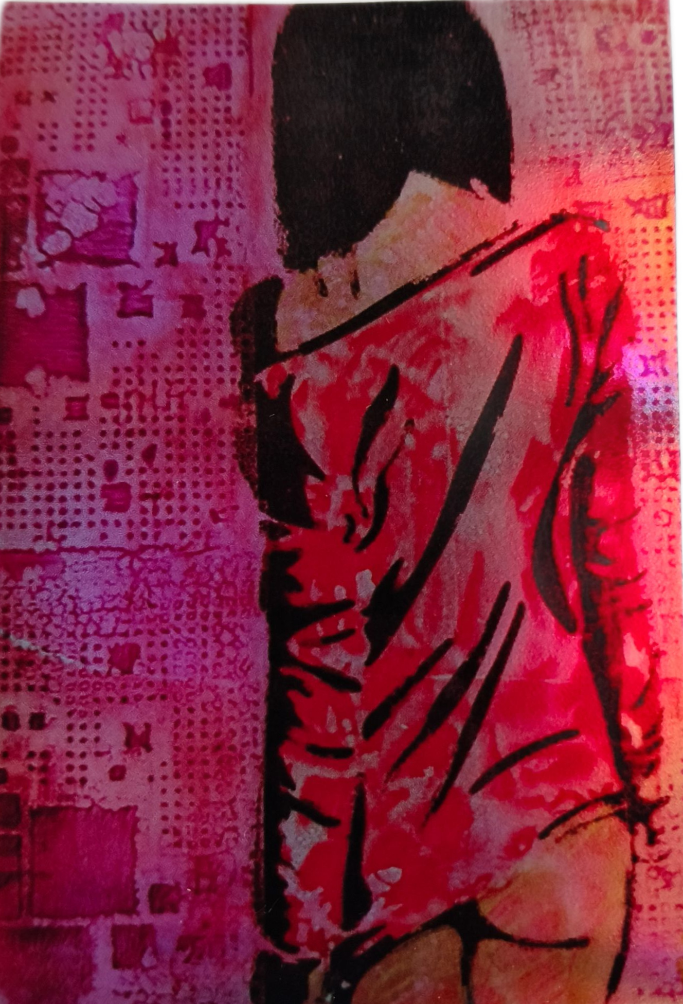 sticker van een persoon, van achteren gezien, draagt ​​een felrood shirt, tegen een achtergrond met een patroon van magenta.