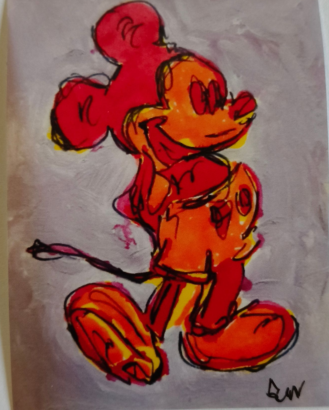 sticker van een gestileerde tekening van Mickey Mouse in warme rode en oranje tinten.
