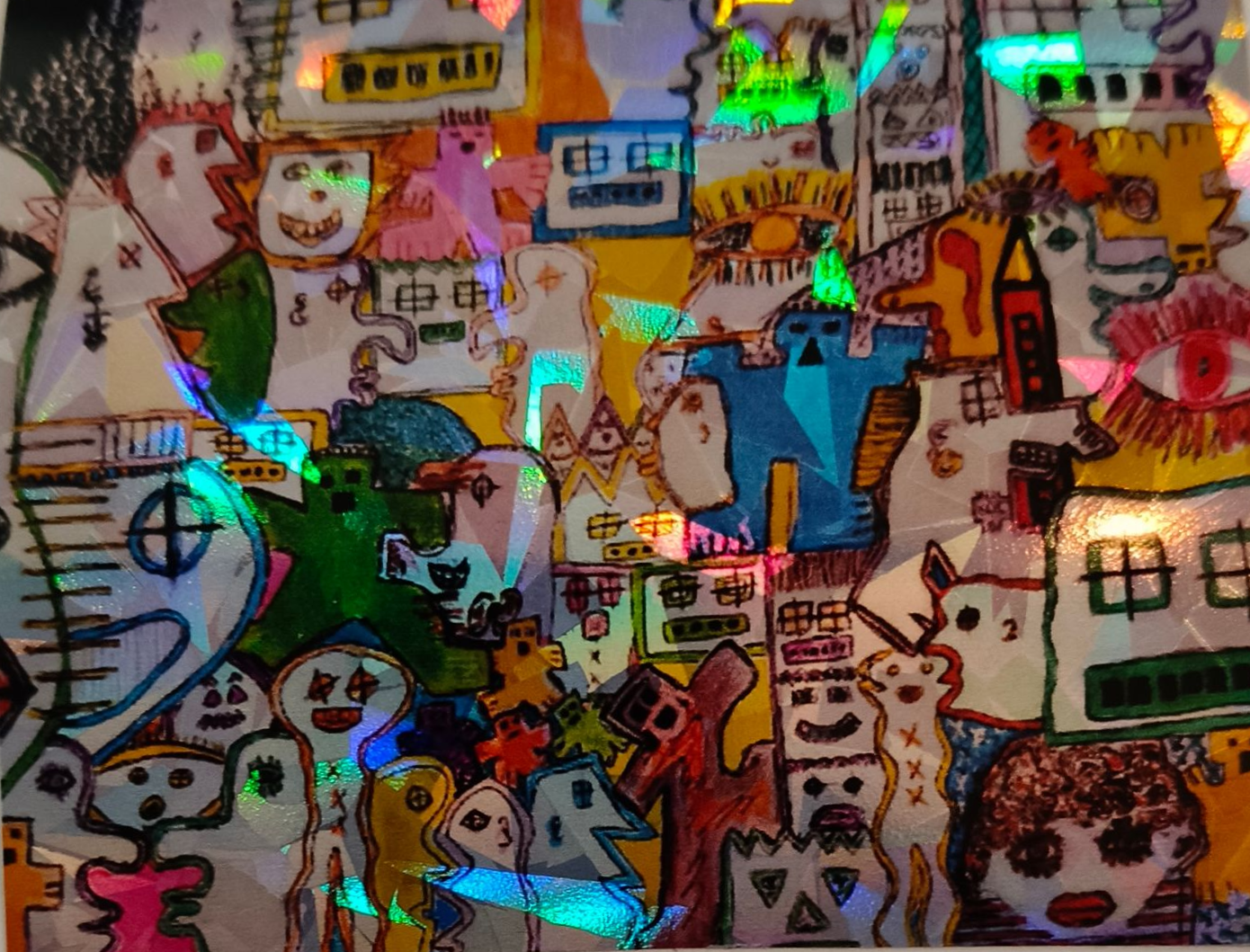 sticker van een gedetailleerde, kleurrijke tekening vol grillige, abstracte gezichten en stripfiguren.