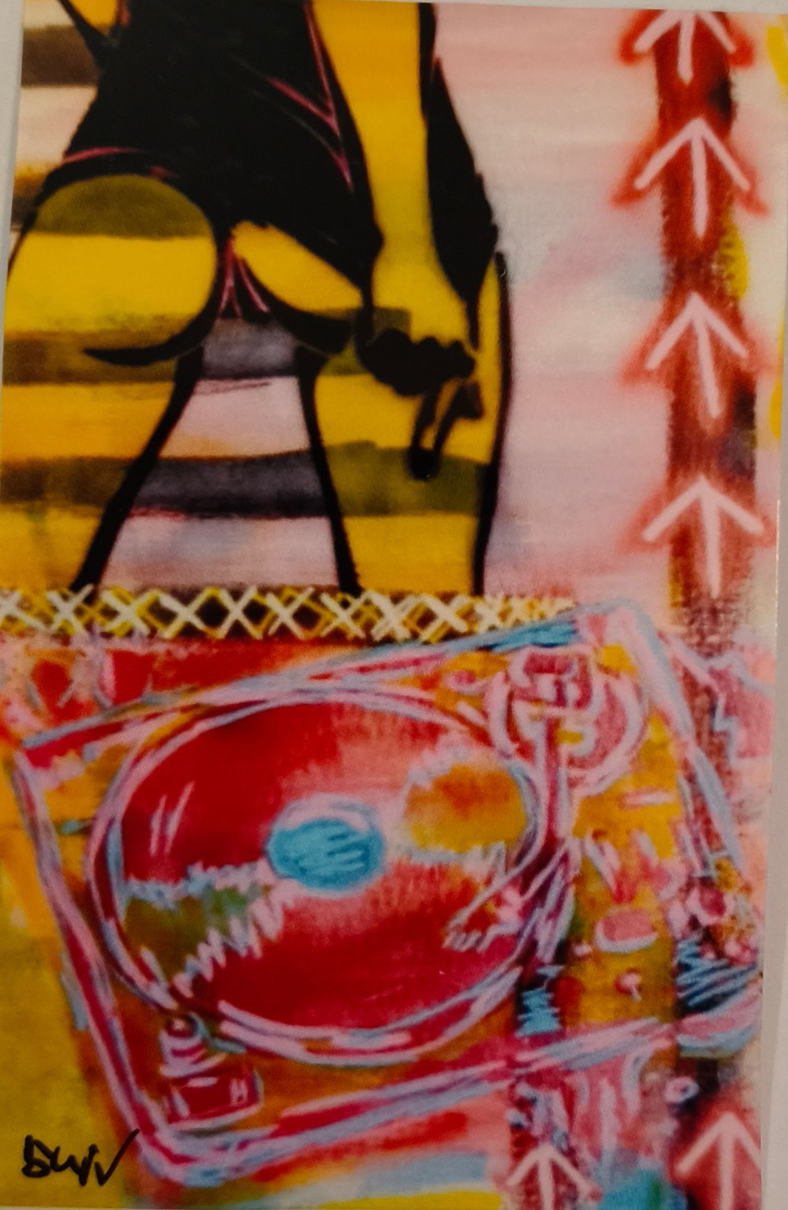 sticker van abstracte mixed-media collage met een zwart silhouet, een rode vinylplaat en rode pijlsymbolen.