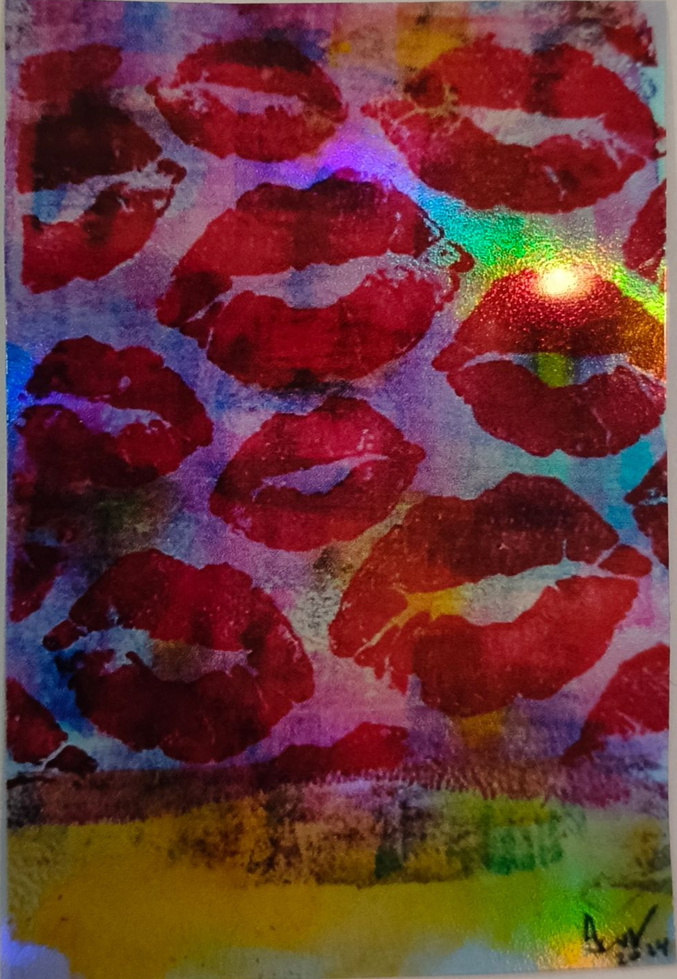 Een sticker van meerdere afdrukken van rode lippenstiftkusjes op een gestructureerde, paars getinte achtergrond