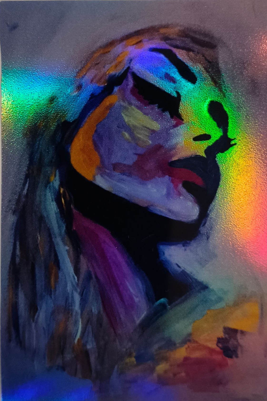 Een sticker vaneen  portret, weergegeven in levendige, iriserende geometrische vormen met diepe paarse en gouden tinten.