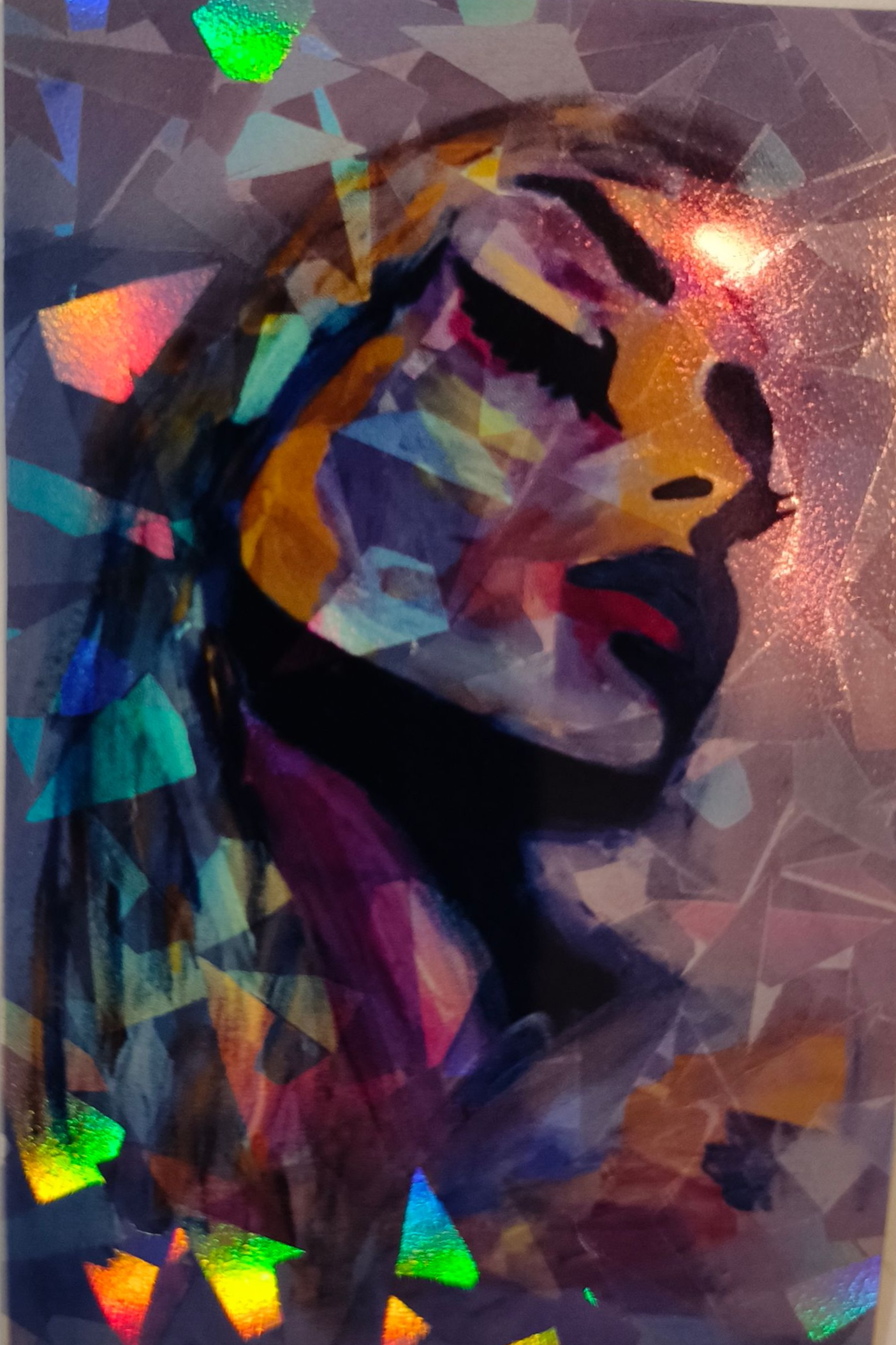 Een sticker vaneen  portret, weergegeven in levendige, iriserende geometrische vormen met diepe paarse en gouden tinten.