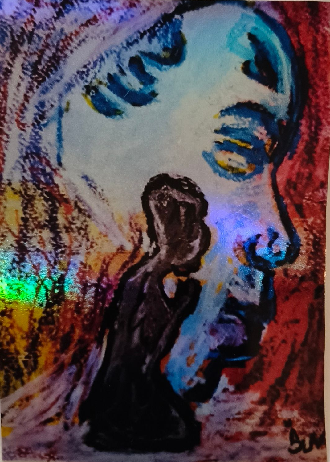 Een silhouetachtige figuur staat voor een groot, etherisch blauw gezicht.