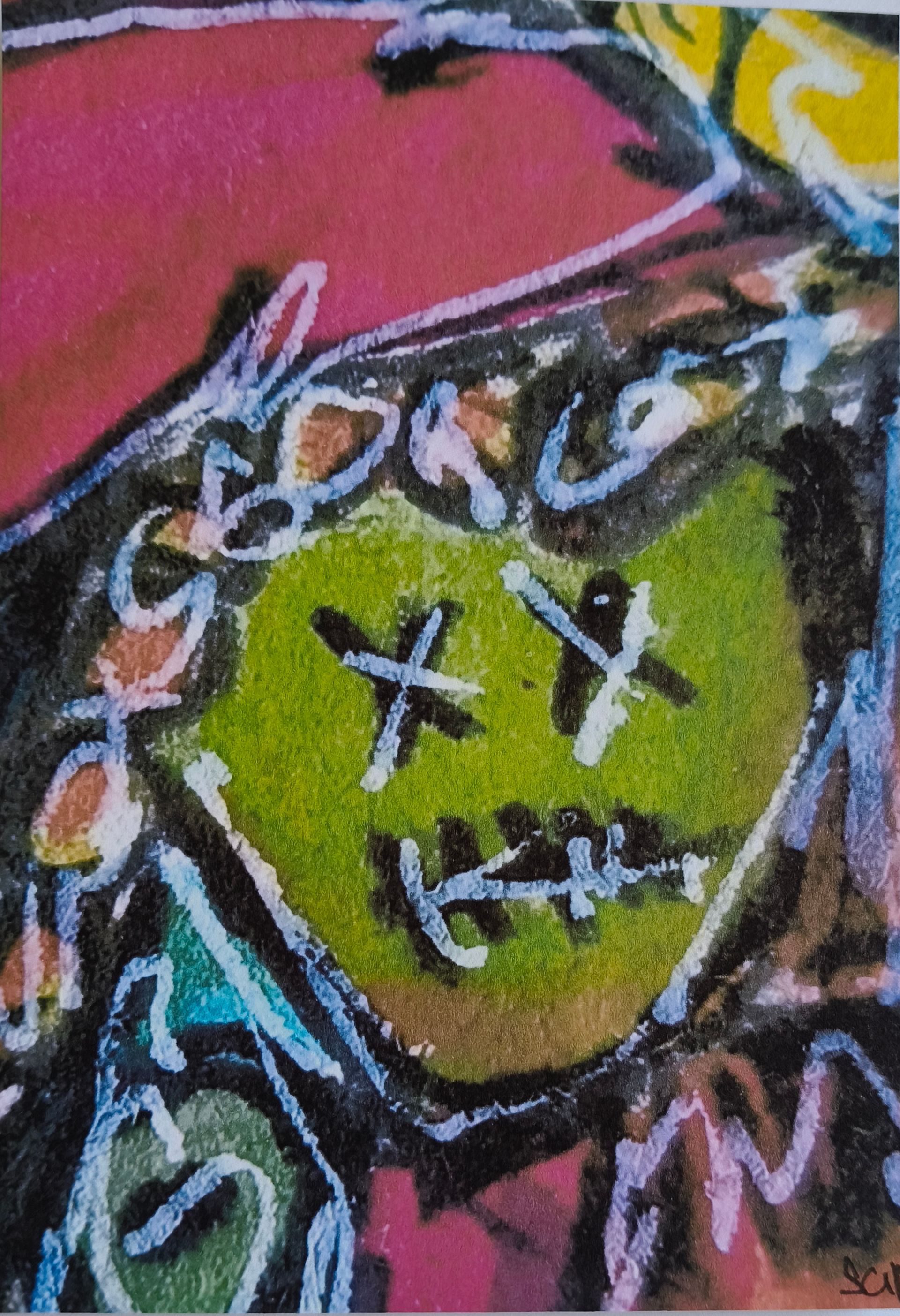 postkaart van een abstract, kleurrijk kunstwerk in gemengde technieken, met in het midden een hartvormig groen gezicht.