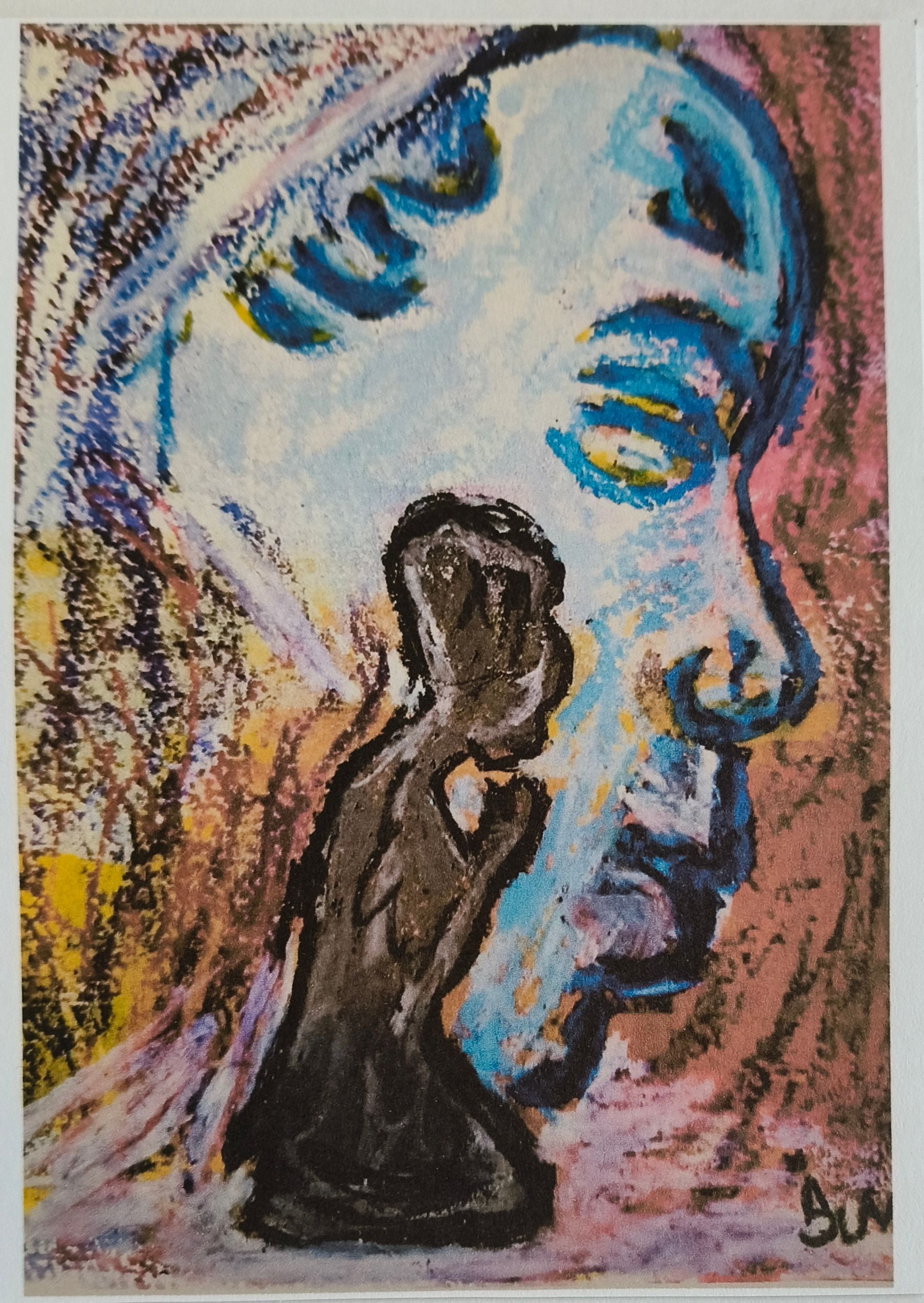Postkaart van een impressionistisch schilderij met een knielend figuur tegen een groot, wazig, blauwachtig gezicht in profiel