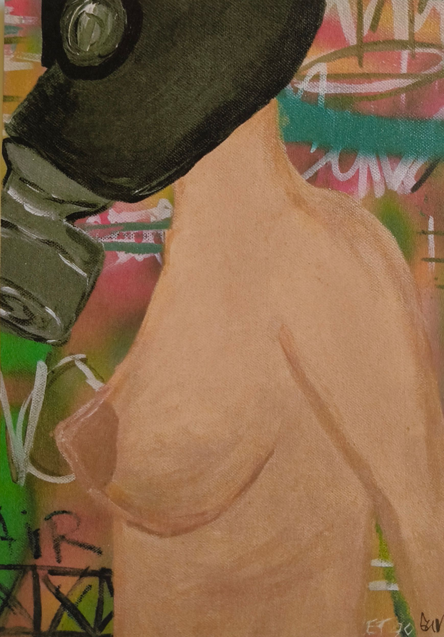 Postkaart van vrouw met gasmasker tegen een levendige, graffiti-achtige achtergrond met abstracte vormen en kleuren.