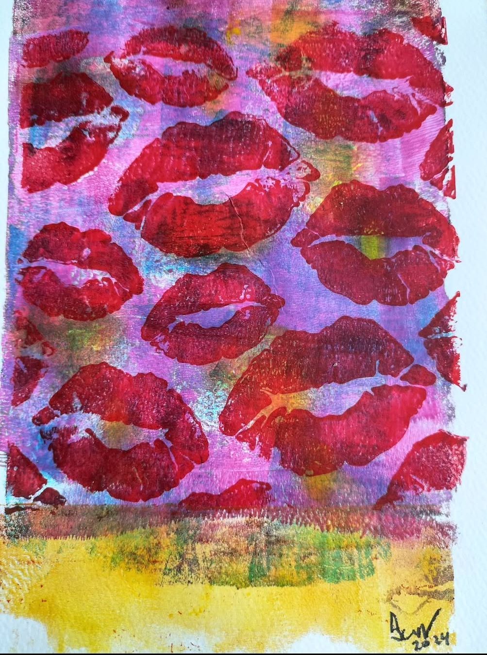Print  bestaande uit herhalende afdrukken van rode lippenstiftkusjes, gelaagd over een gemengde paarse en gele achtergrond.