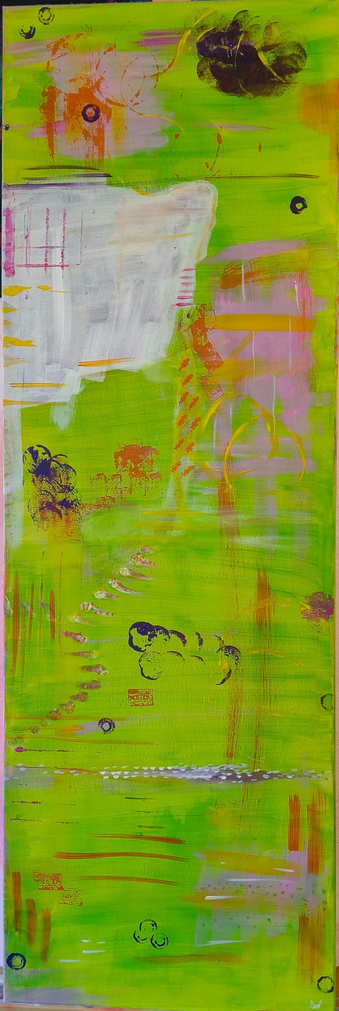 Abstract schilderij met een levendige groene achtergrond, met gelaagde vormen, dunne horizontale lijnen en donkere krabbels.